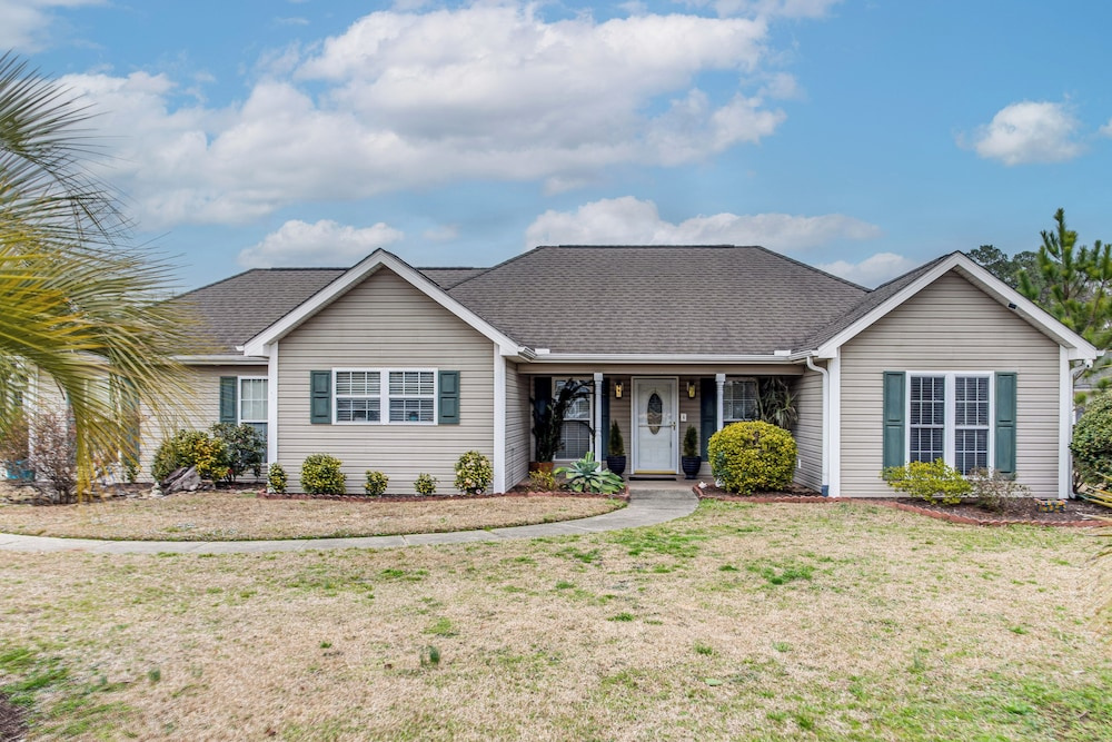 Screened Porch + Pool Access: Longs Golf Getaway