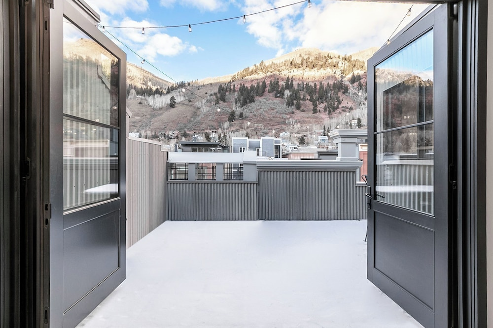 New San Juan 303 by Avantstay Modern Penthouse w/ Deck Overlooking Main Street