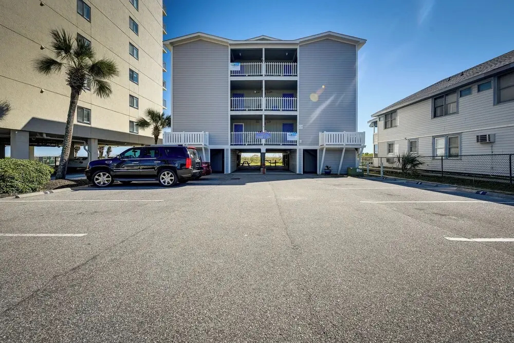 Ocean-view Condo: Walk to Windy Hill Beach!