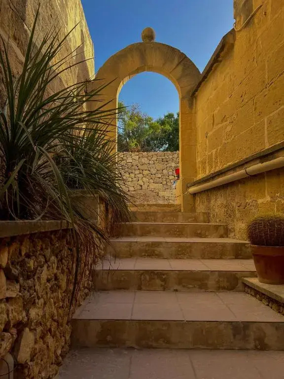 300y/o Farmhouse BLUE LAGOON VIEWS /AC/POOL QALA