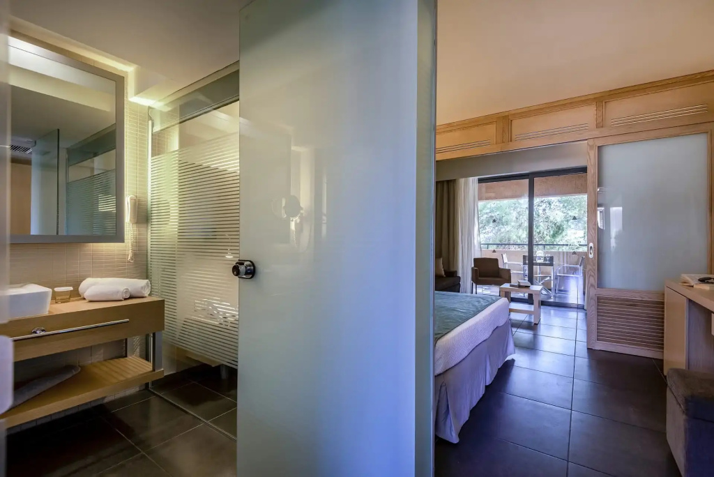 Superior Sliding Door Family room Side Sea View