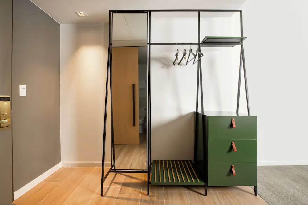 C. Baldwin, Curio Collection by Hilton - Chambres