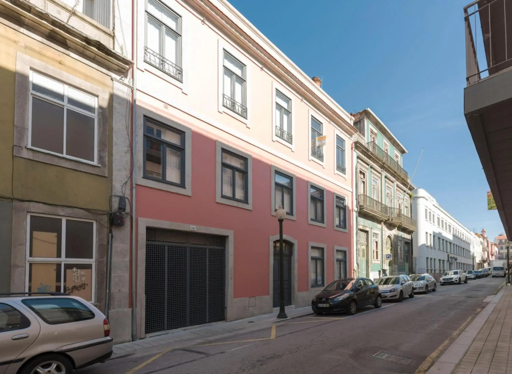 LovelyStay - Primrose 2BR Flat with Free Parking, AC and Balcony
