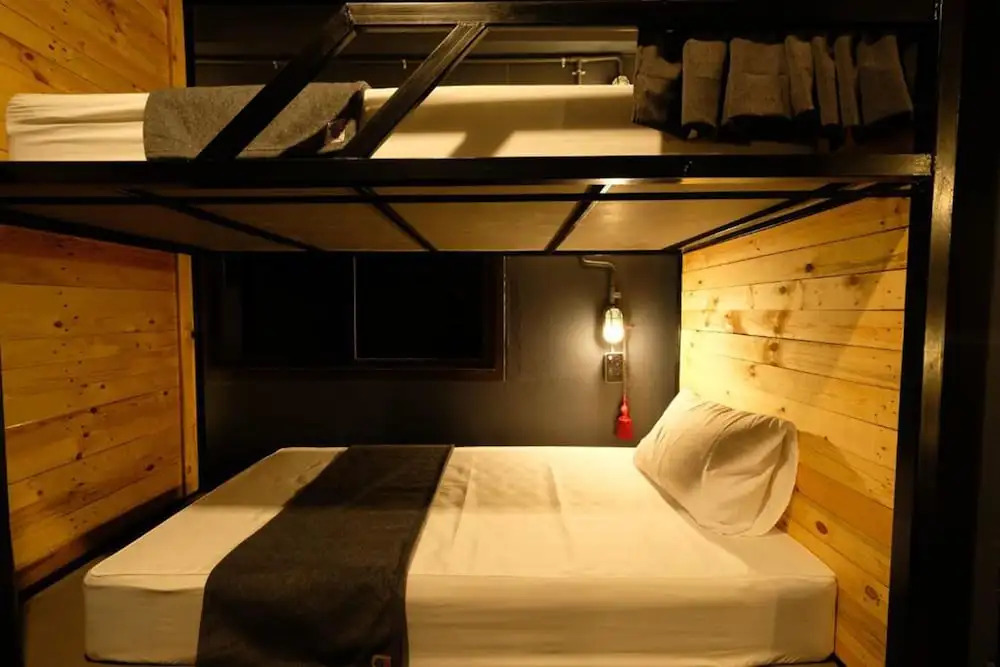 Кровать в общем номере в Bandai Hostel