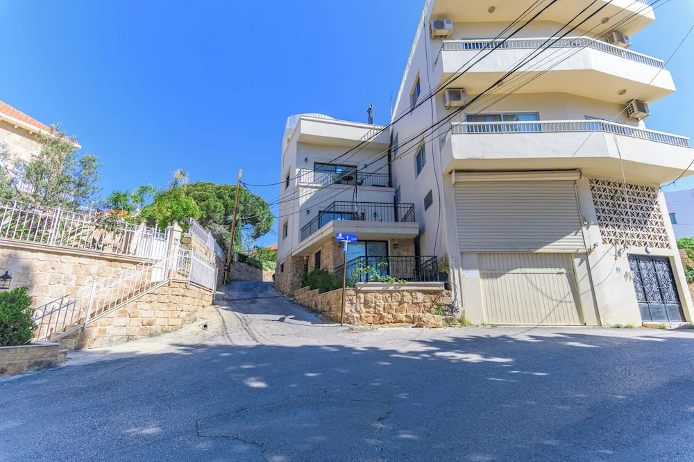 Quattro - Deluxe Studios & Rooftop in Batroun