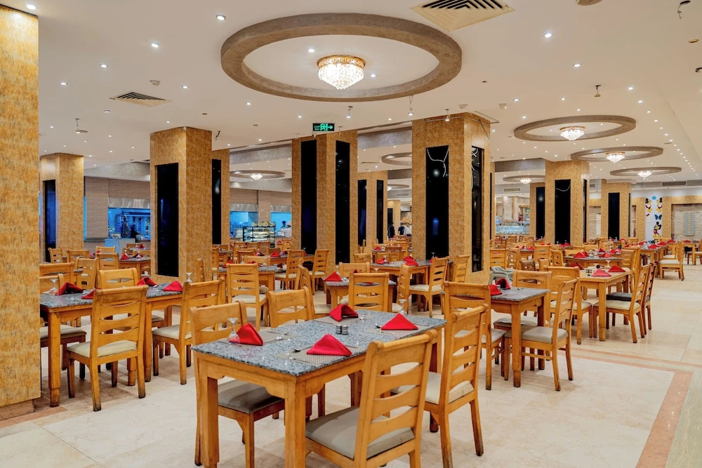 Rewaya Inn Resort: Spacious restaurant dining room with rows of tables and serving counters.
