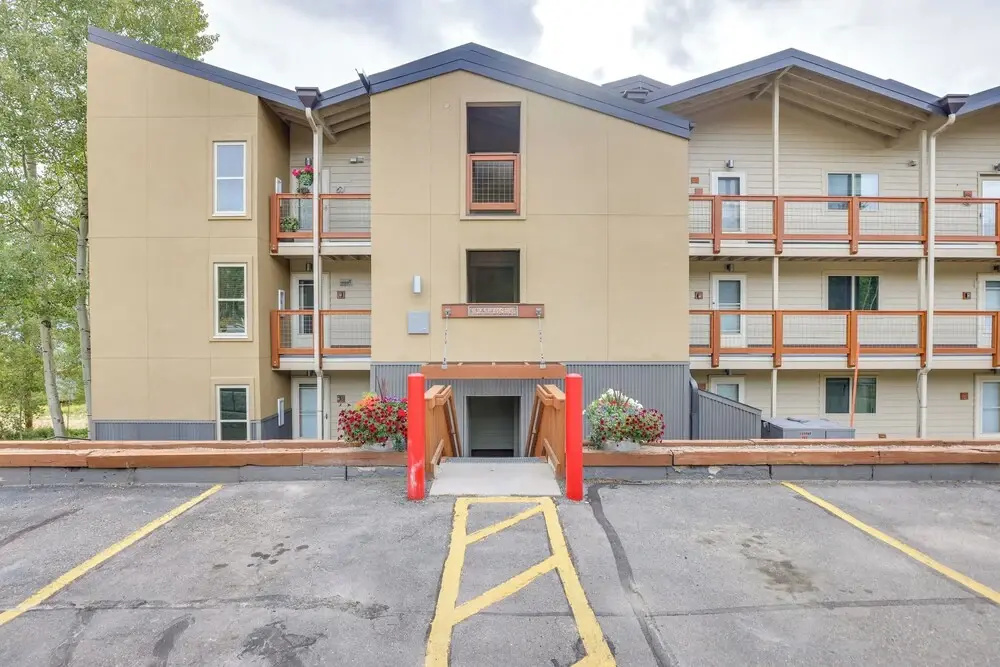 Silverthorne Condo w/ Lake Views: 10 Mi to Skiing!