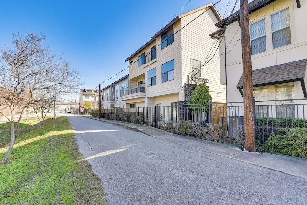 Pet-friendly Houston Townhome: 2 Mi to Downtown