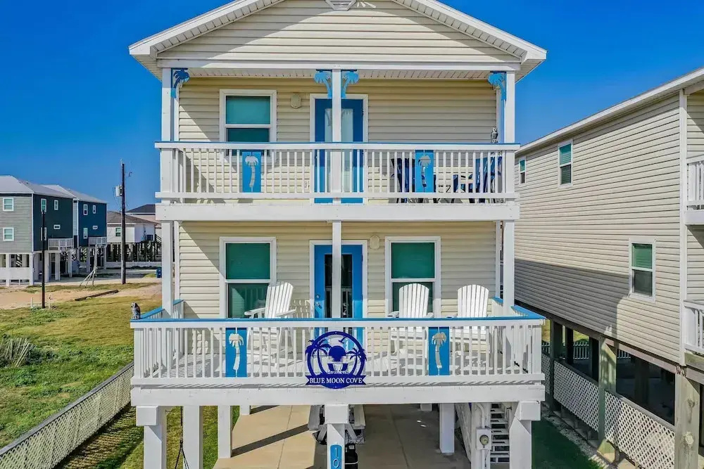 Walk to Shore & Eats: Surfside Beach Gem w/ Deck