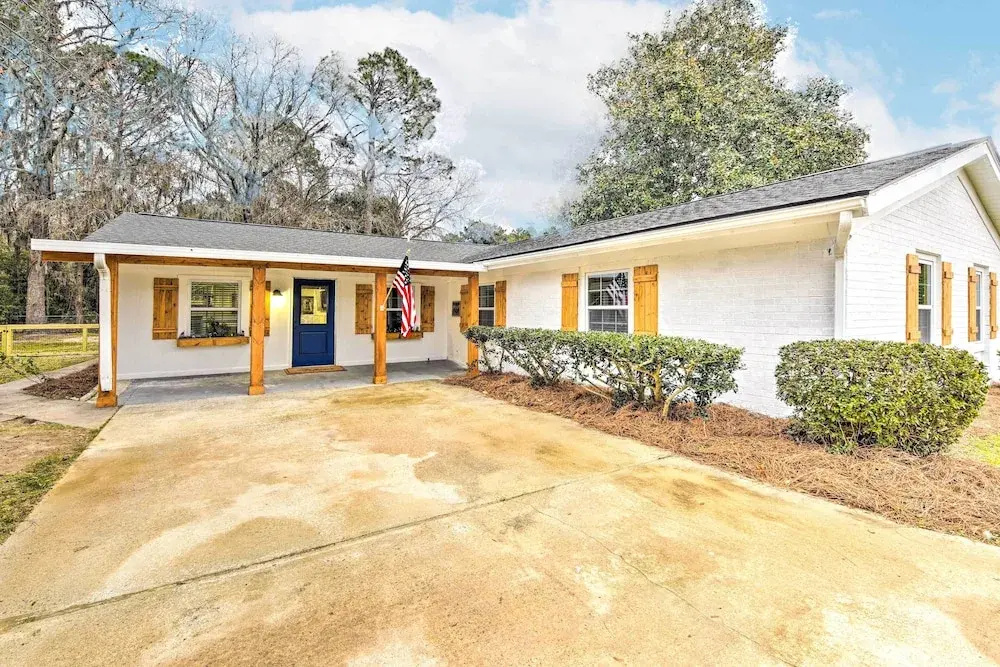 Bright Beaufort Home w/ Porch & Fire Pit!