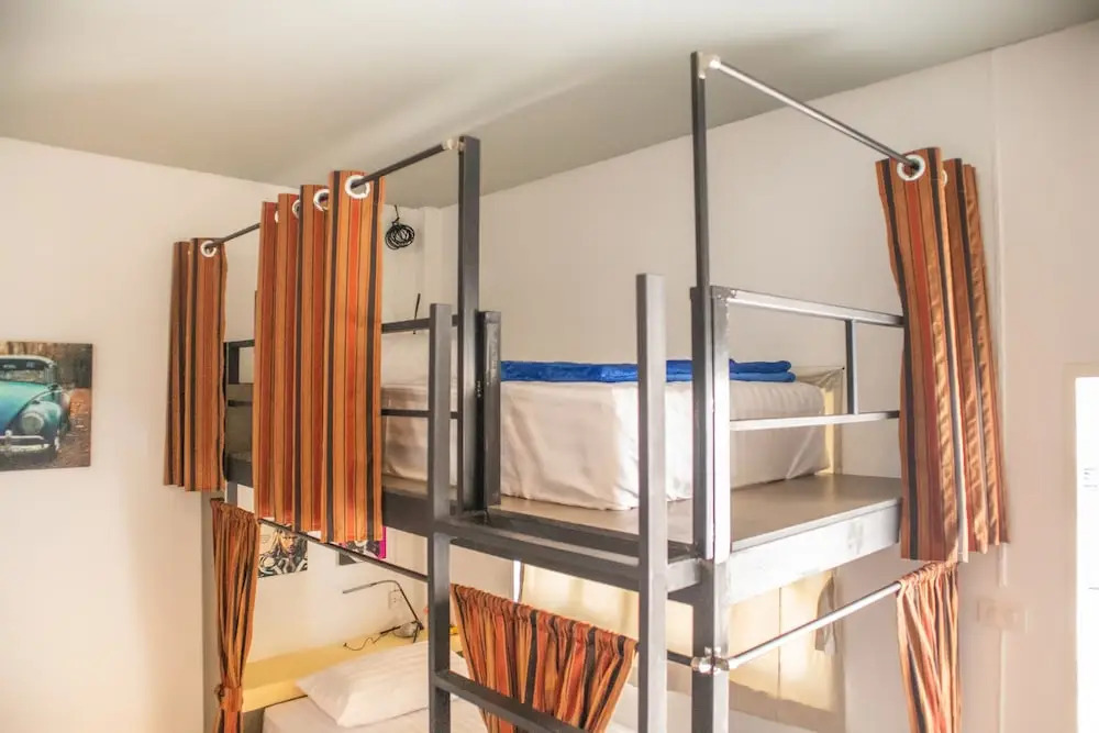 Кровать в общем номере (мужской номер) в OYO 617 Tira Hostel chalong Phuket
