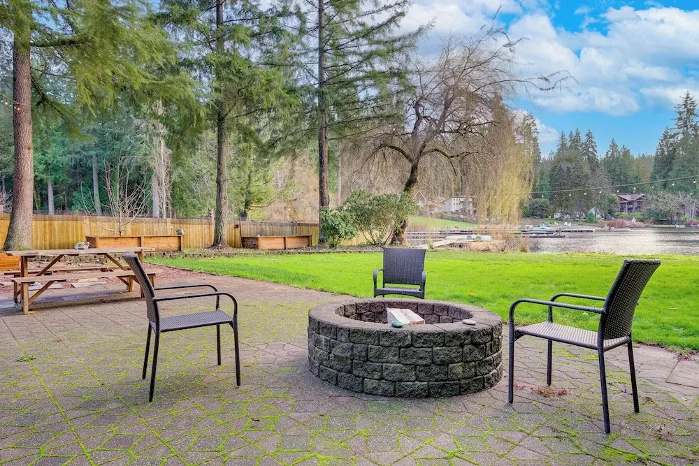 Lake-view Woodinville Retreat w/ Hot Tub + Theater