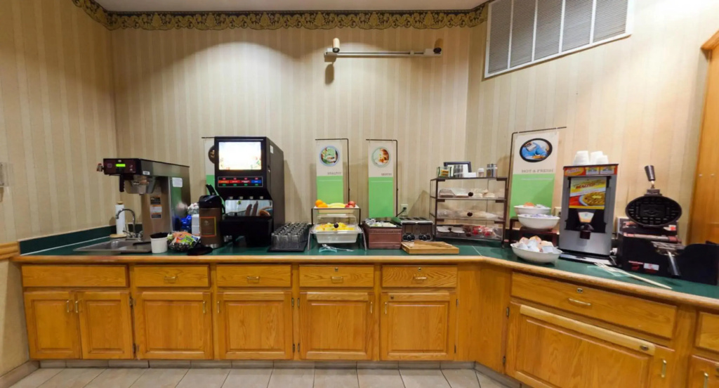 Country Inn & Suites by Radisson, Salina, KS - фото 24