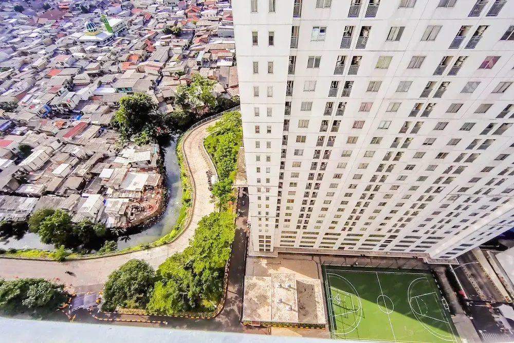 Nice And Comfort 2Br At Bassura City Apartment