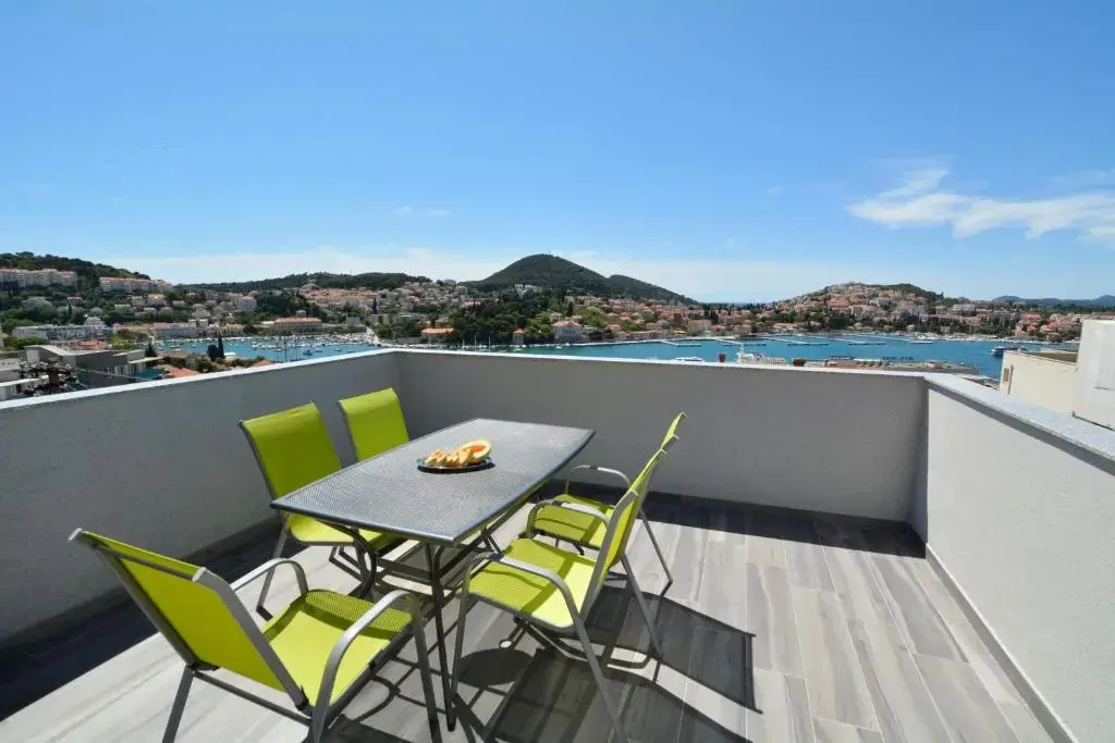 4 Bedrooms Apartment