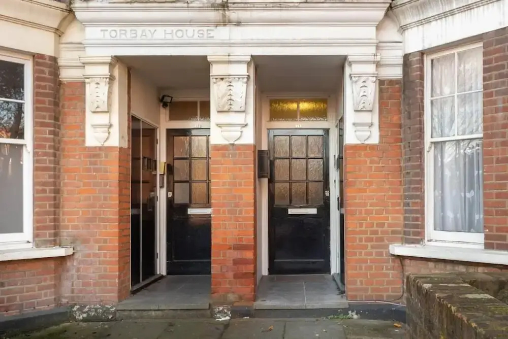 Light & airy studio, 2 mins from Queen's Park tube