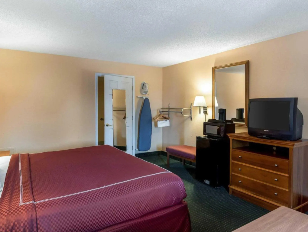 Deluxe Double room (full double bed)