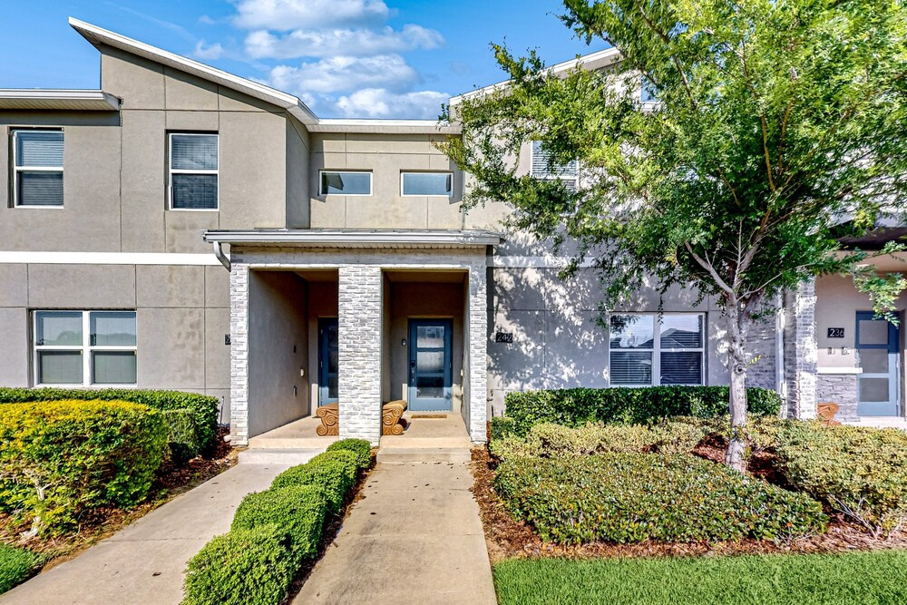 Inviting Home Near Theme Parks With Private Heated Pool, Lanai, Patio & W/D