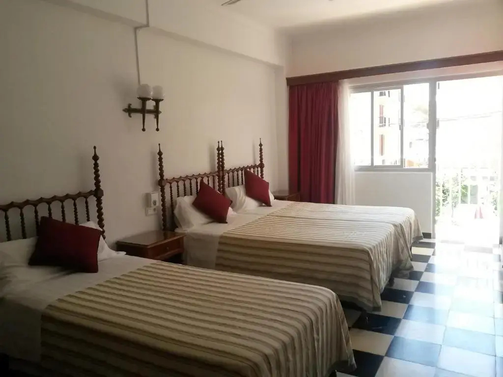 Standard Triple room with balcony