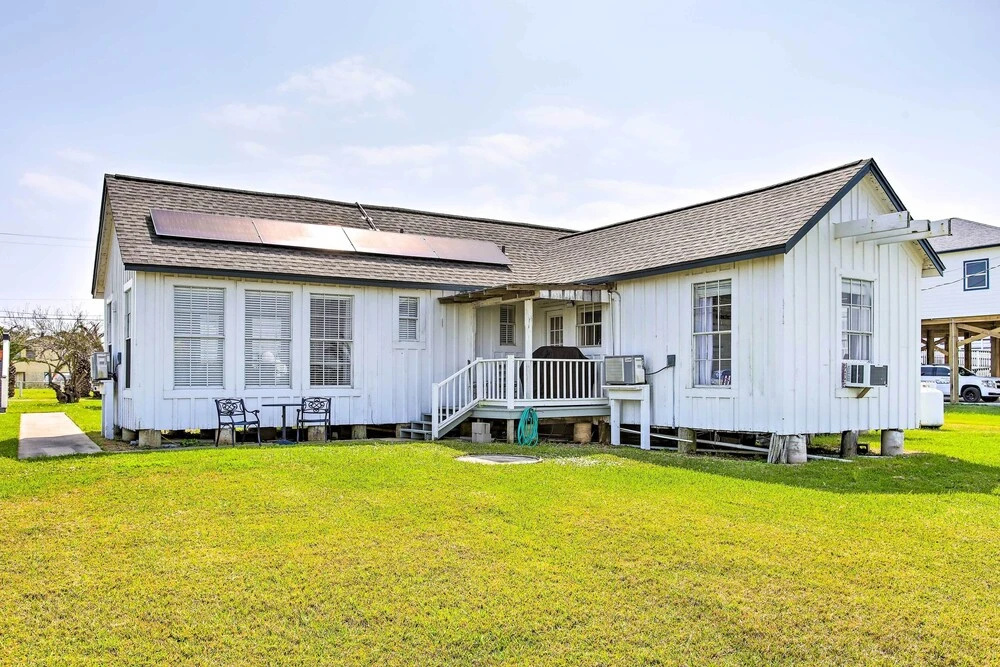 Pet-friendly Surfside Beach Home w/ Deck & Grill