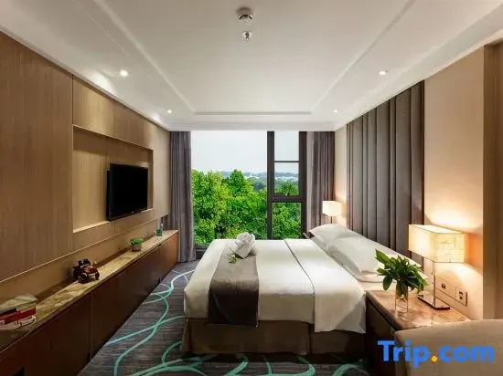 Standard Triple room with street view