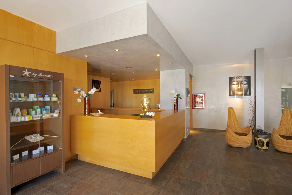 Lobby & Reception