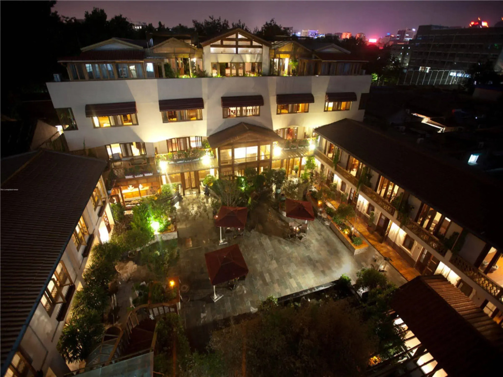 Red Wall Garden - фото 15