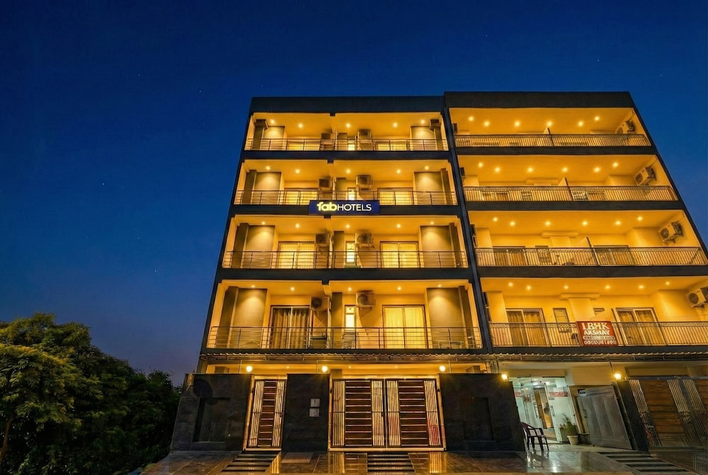 FabHotel Premier Stays - 800m from Artemis Hospitals Gurgaon