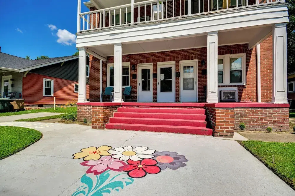 Walk Downtown: Inviting Apartment in Greensboro!