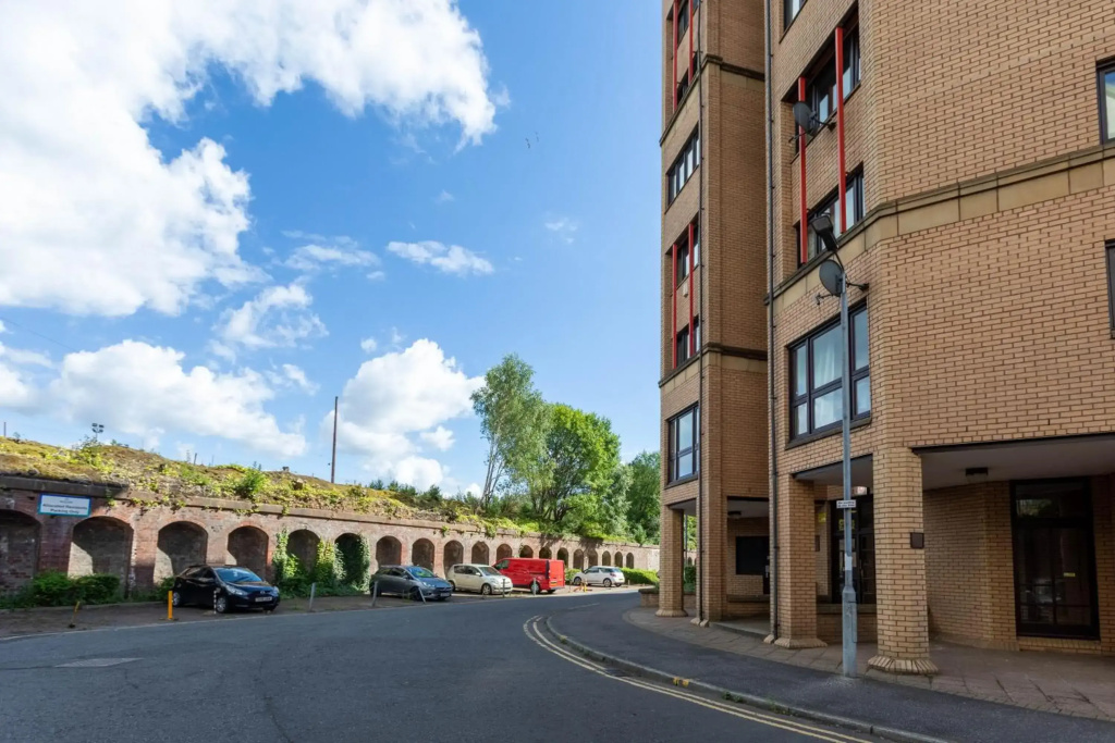 Stunning 1 Bed Merchant City Apartment with Parking