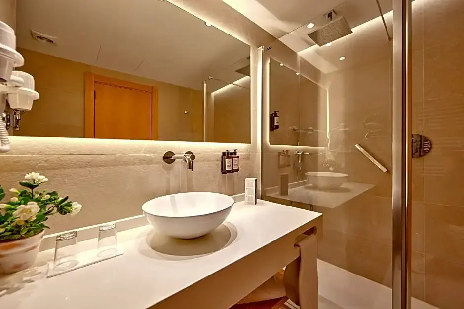 Comfort Double room with partial sea view (full double bed)