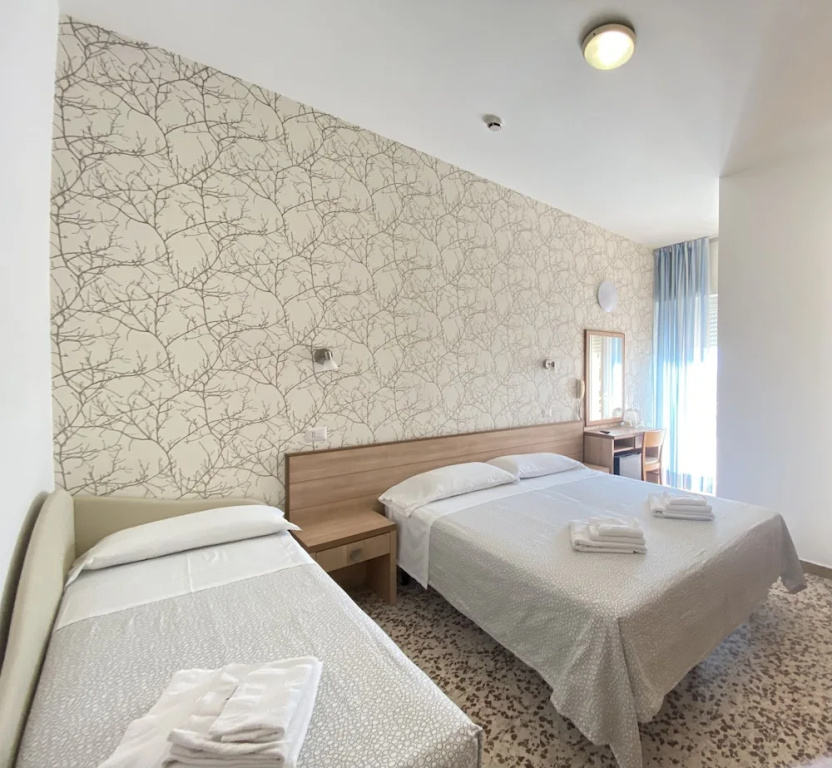 Deluxe Quadruple room with partial sea view