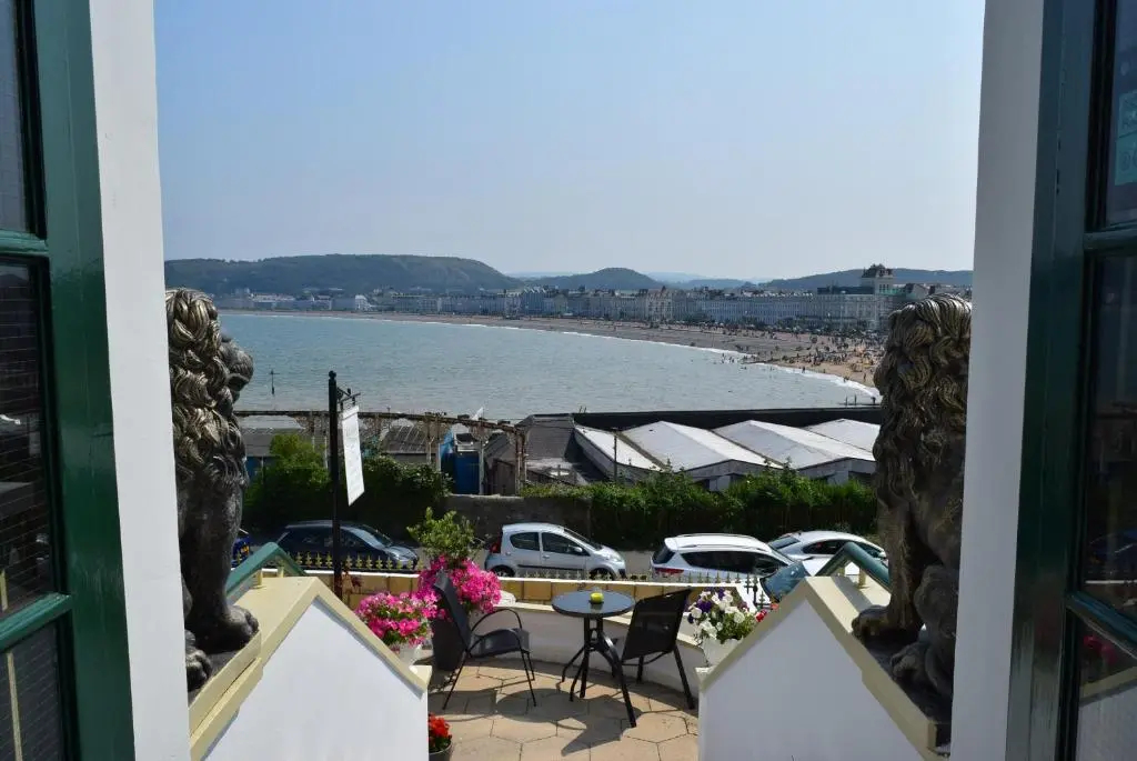 豪華水景雙人房，配有雙床