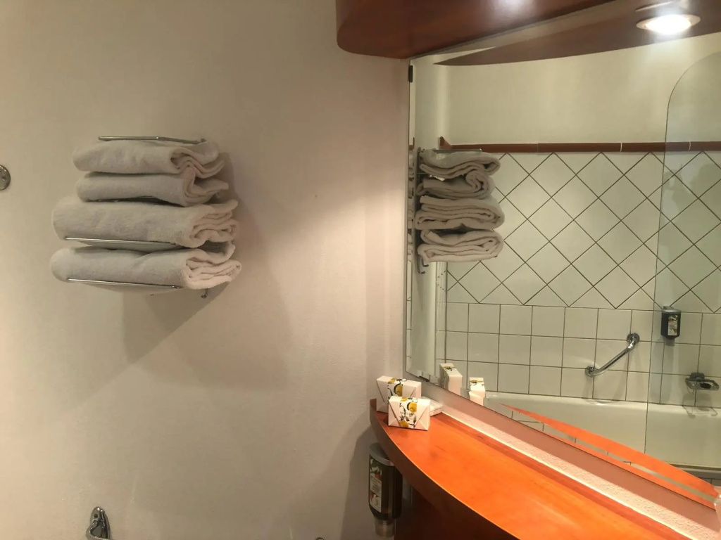 LE H - Hôtel & Restaurant - Chambres