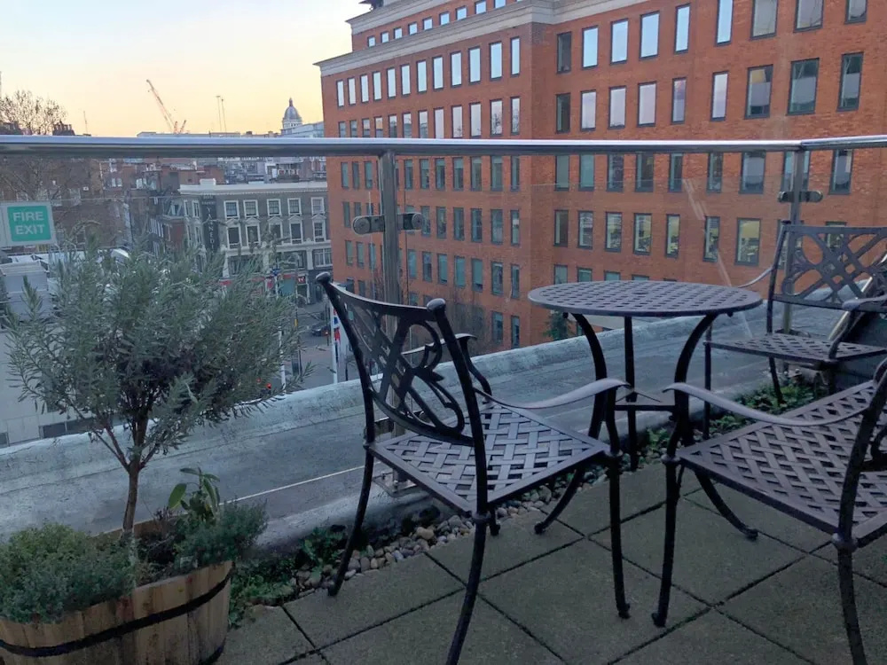 Modern 2 Bedroom Home With a View