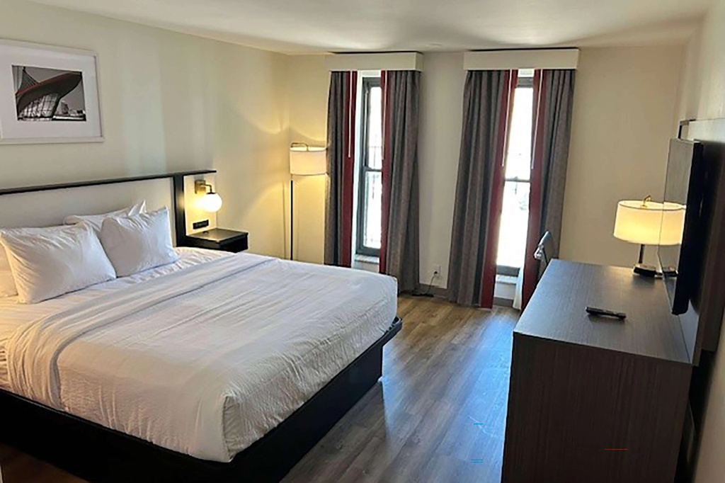 Ramada by Wyndham Milwaukee — 5