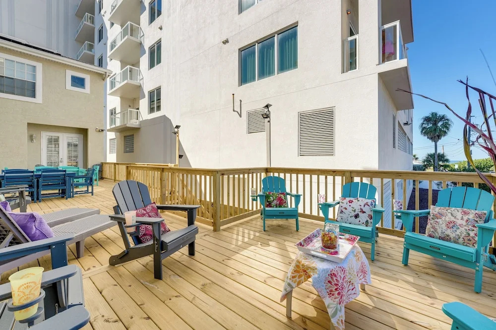 Colorful Townhome, Steps to Clearwater Beach!