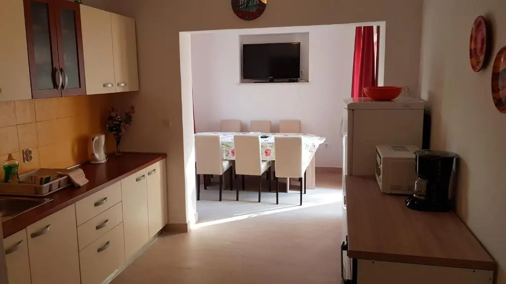 4 Bedrooms Apartment