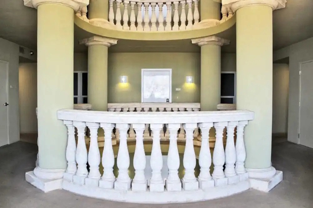 Colonnades 1202