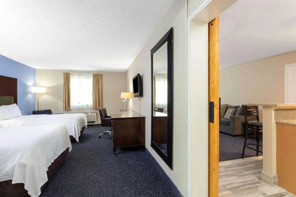 1 Bedroom Deluxe Quadruple Suite