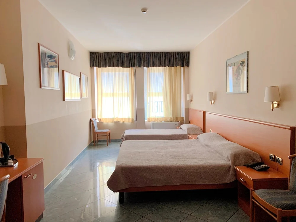 Standard Triple room