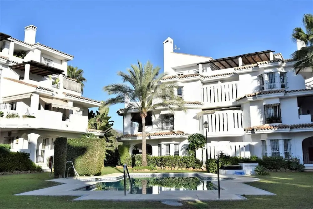 Easy Parking Poolside 2 Bedroom F-5