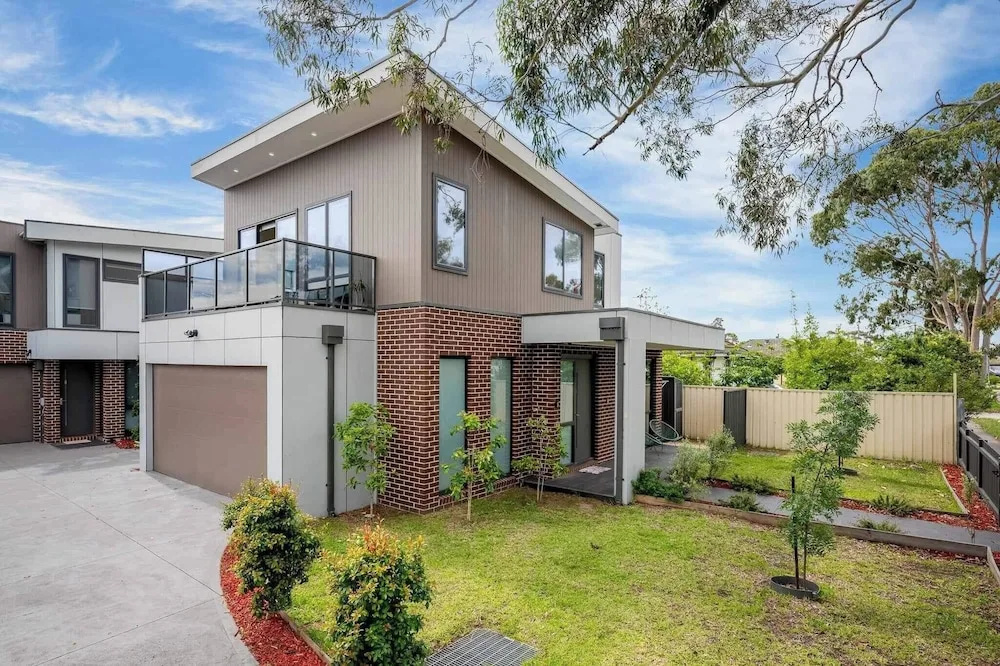 Luxurious 3-bedroom Townhouse in Charming Maidstone 7 KM TO CBD