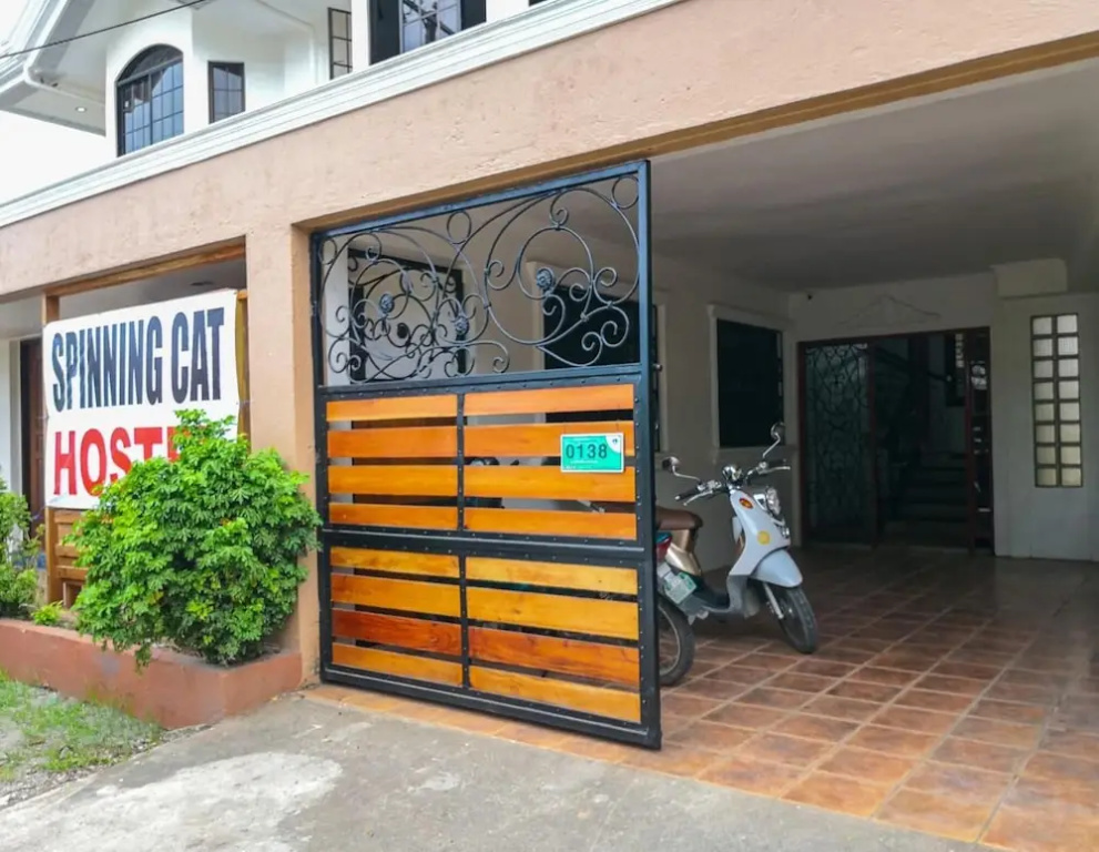 Spinning Cat Hostel - Adults Only