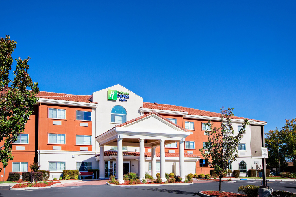 Holiday Inn Express & Suites Oroville Lake by IHG