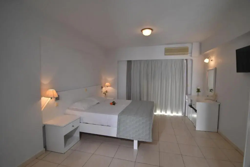 Standard Double room with partial sea view (full double bed)