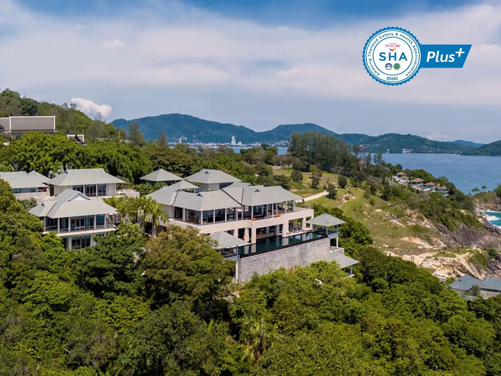 雙人豪華別墅,設有陽台及泳池景觀,配有雙人床。