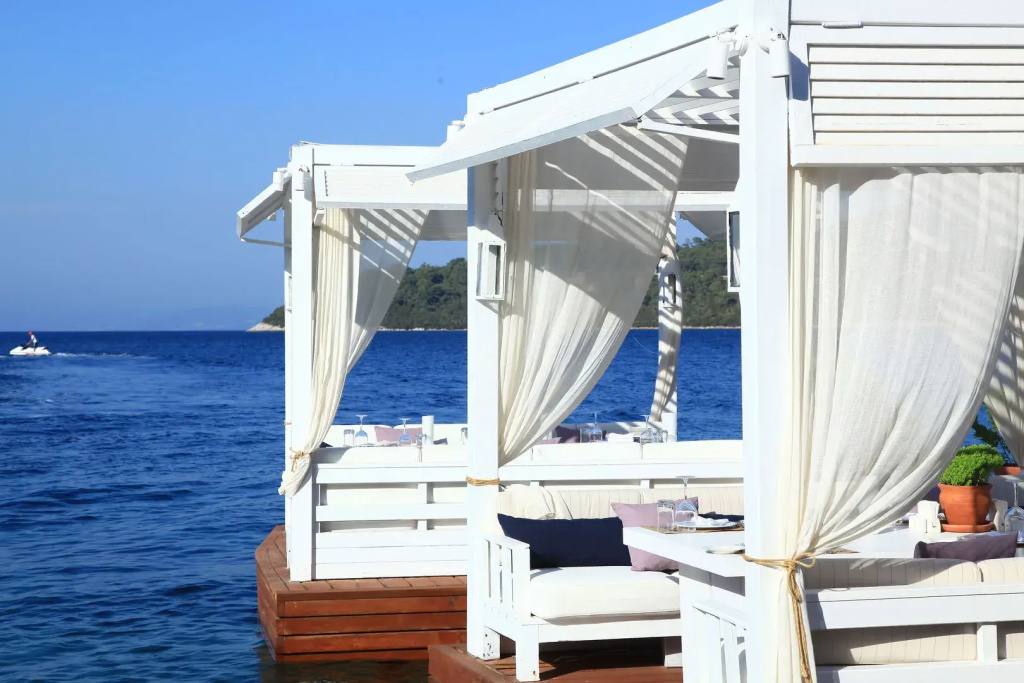Beach & Waterfront