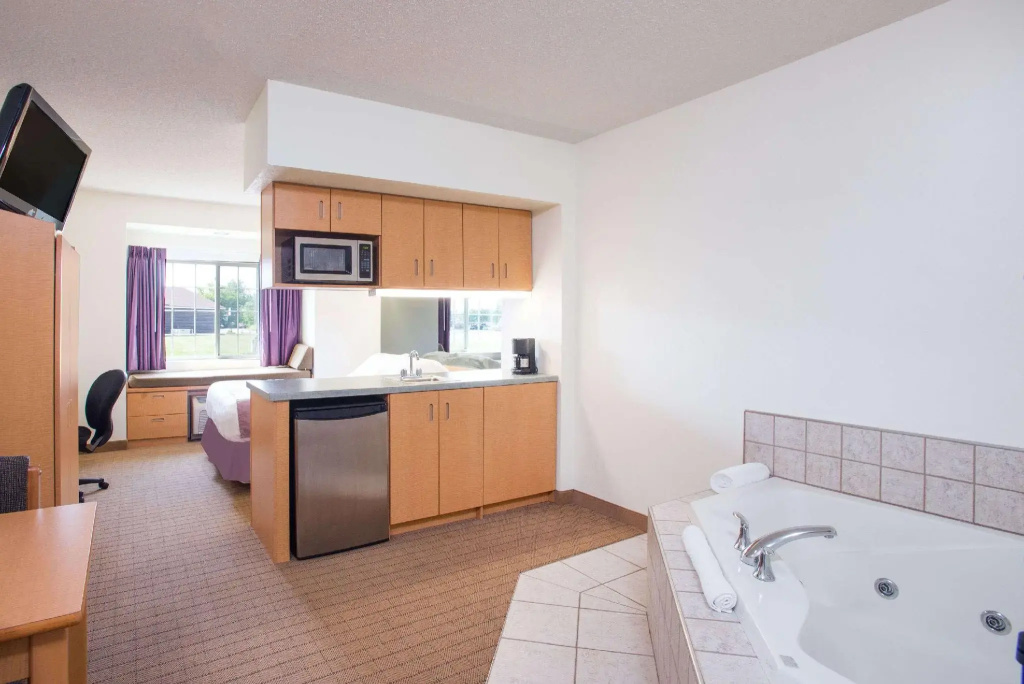 Deluxe Double Suite (full double bed)