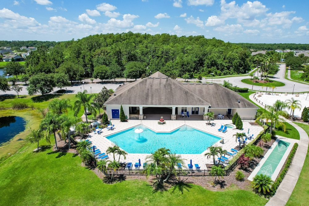 Delightful Lakefront Townhome With Pool, Volleyball, Fast Wifi & AC